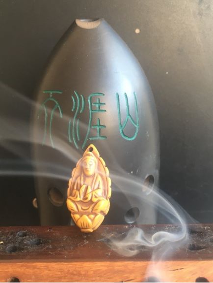 立于天涯山的佛，一只刻有天涯山三字的埙